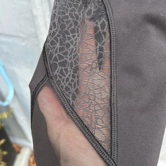 Lululemon Twist  & Train Crop, size 6 - Picture 9 of 13